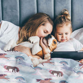 Housse à motifs pour couverture lestée enfant, imprimé Chevaux arc-en-ciel, moment de lecture partagé #Motif_Chevaux arc-en-ciel