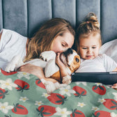 Housse à motifs pour couverture lestée enfant, imprimé Fraises, moment de lecture partagé #Motif_Fraises