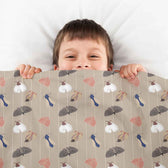 Housse à motifs pour couverture lestée enfant, imprimé Papillons de nuit, tenue par un enfant #Motif_Papillons de nuit