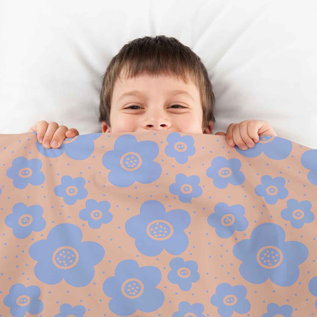 Housse à motifs pour couverture lestée enfant, imprimé Champ mauve, tenue par un enfant