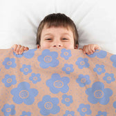 Housse à motifs pour couverture lestée enfant, imprimé Champ mauve, tenue par un enfant #Motif_Champ mauve