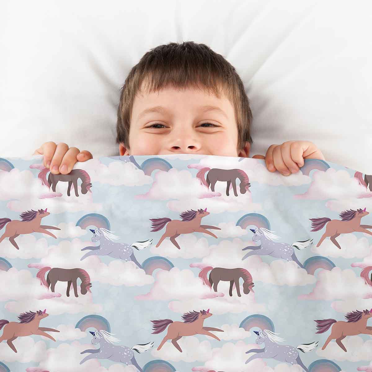 Housse à motifs pour couverture lestée enfant, imprimé Chevaux arc-en-ciel, tenue par un enfant