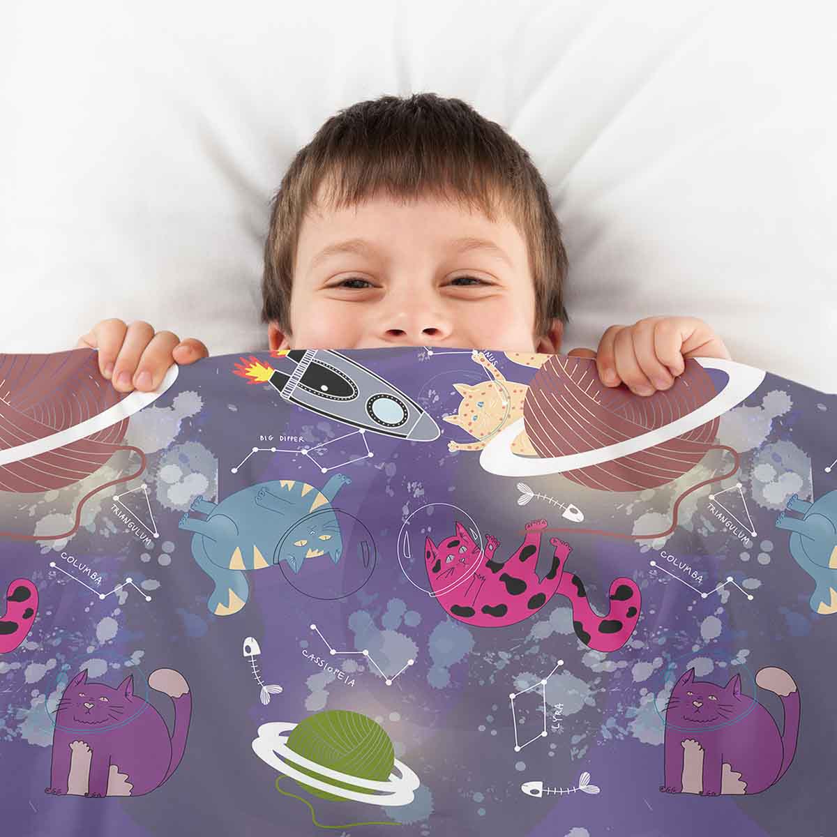 Housse à motifs pour couverture lestée enfant, imprimé Chats de l'espace, tenue par un enfant