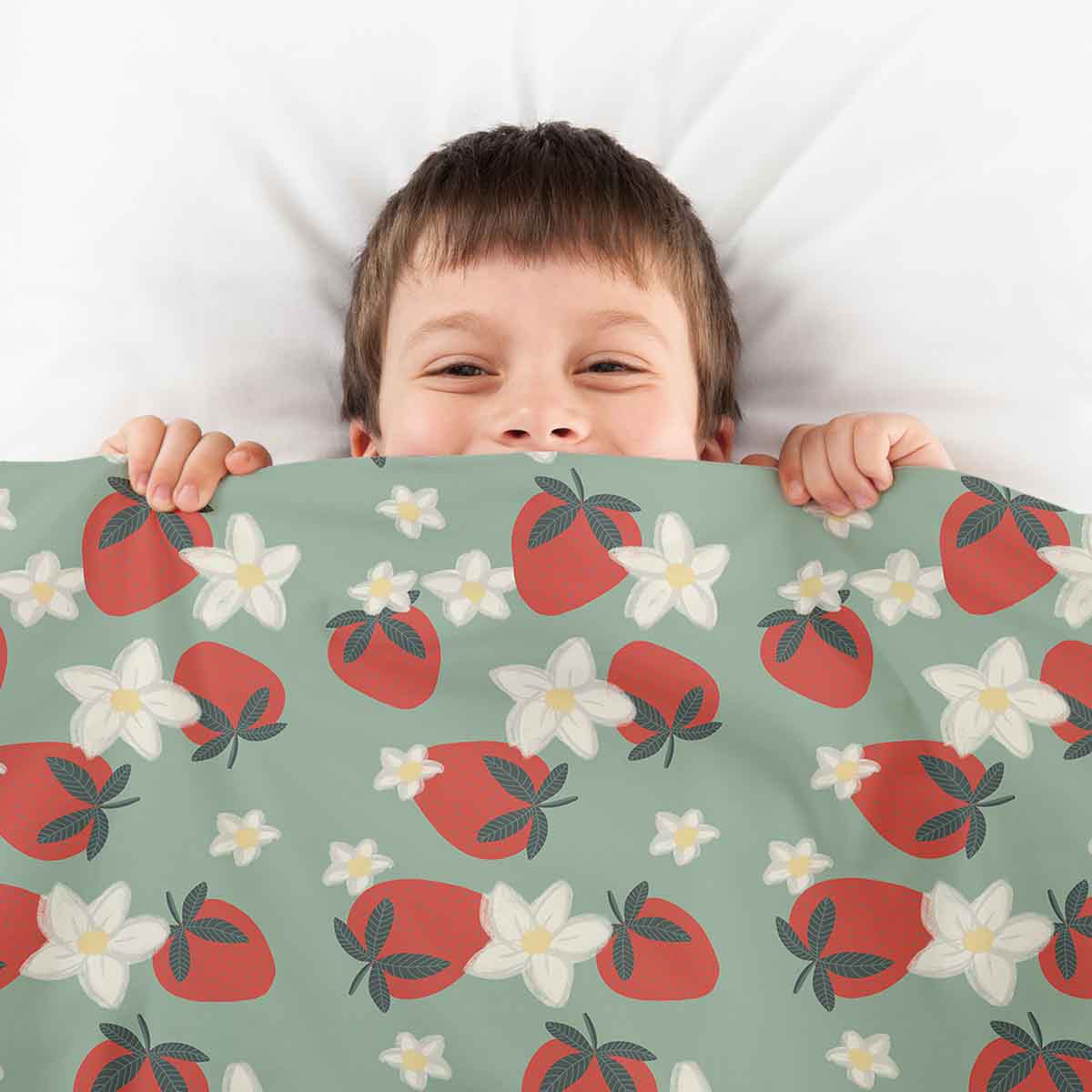 Housse à motifs pour couverture lestée enfant, imprimé Fraises, tenue par un enfant