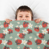 Housse à motifs pour couverture lestée enfant, imprimé Fraises, tenue par un enfant #Motif_Fraises