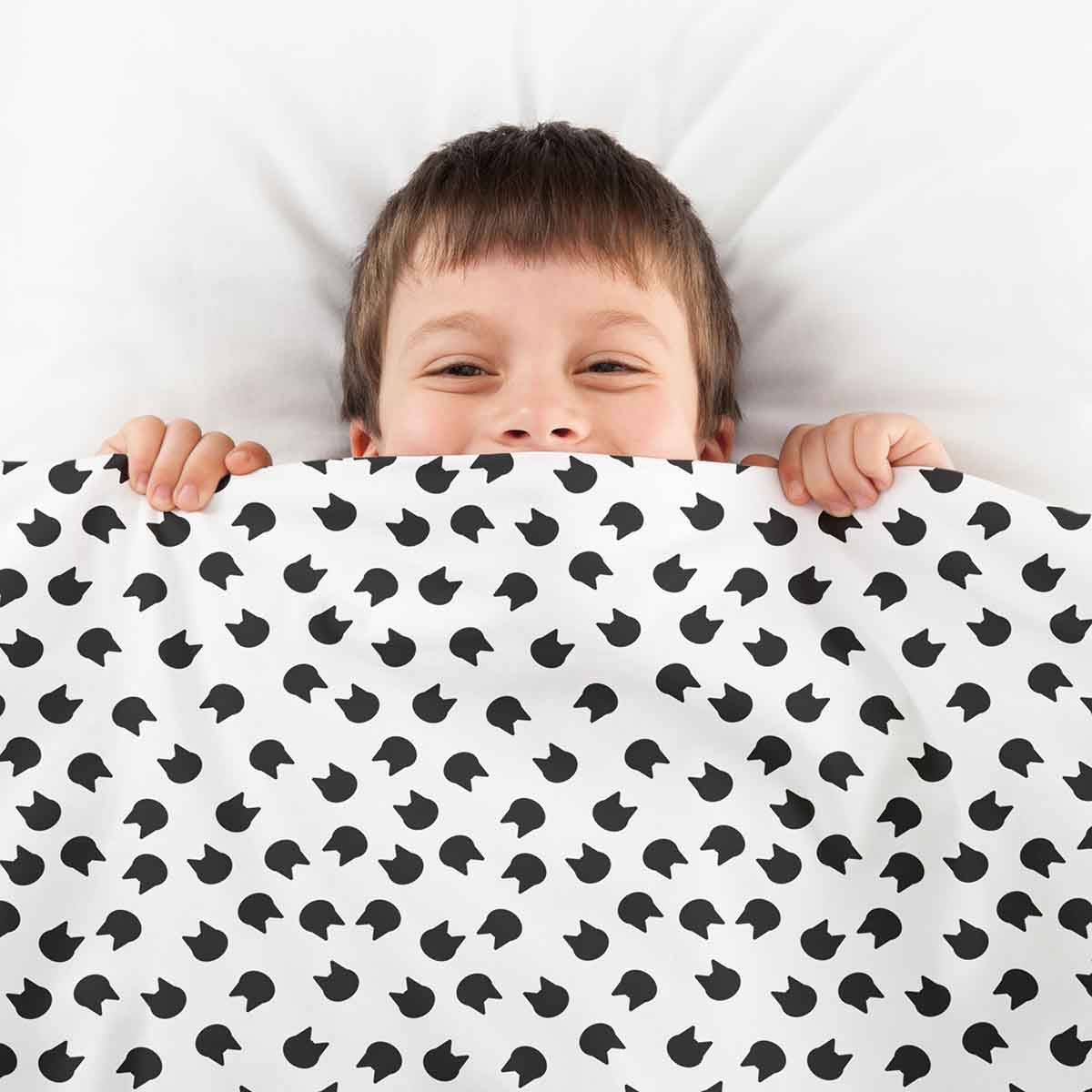 Housse à motifs pour couverture lestée enfant, imprimé Super chaton, tenue par un enfant