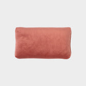 Bouillotte aux cosses de sarrasin, housse velours Gingembre, posée sur fond gris #Modèle_Gingembre (velours)