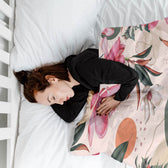 Housse à motifs pour couverture lestée, motif Magnolia, sur un lit #Motif_Magnolia