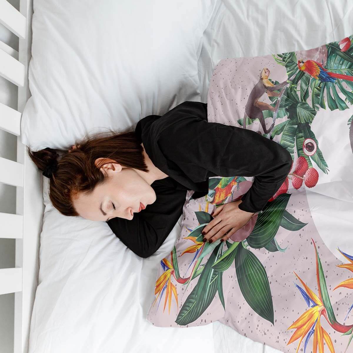 Housse à motifs pour couverture lestée, motif Singes, sur un lit