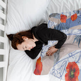 Housse à motifs pour couverture lestée, motif Printemps, sur un lit #Motif_Printemps