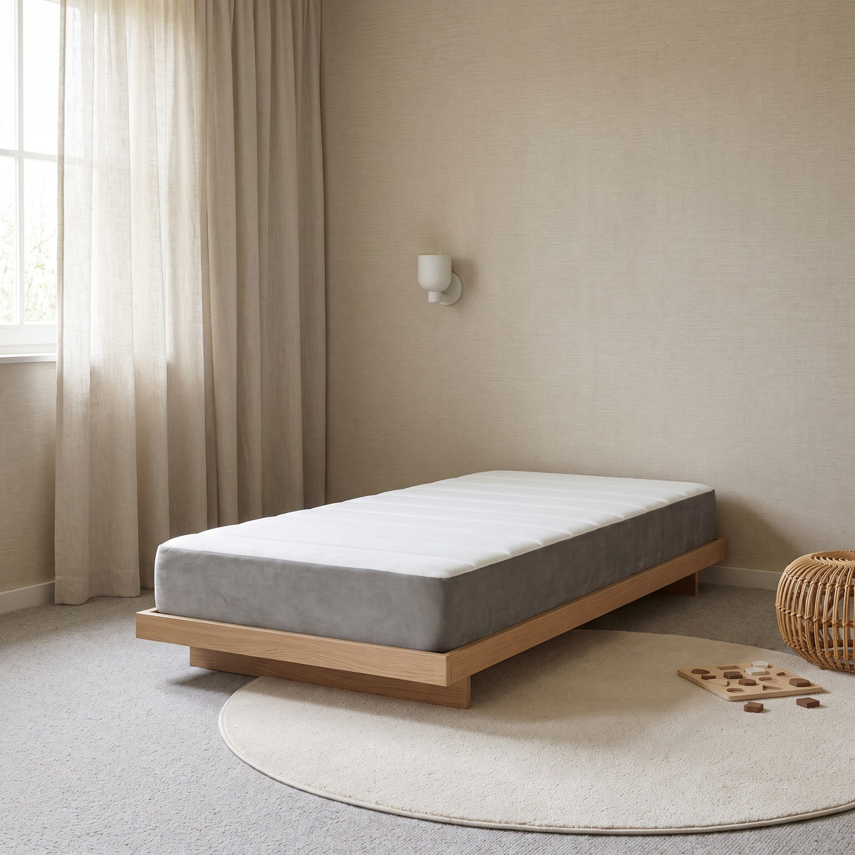 Matelas enfant en velours à ressorts ensachés 80 x 160 cm, blanc et gris clair, chambre de jour #Couleur_Blanc et gris clair