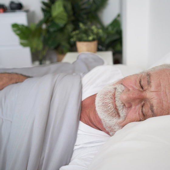 Grand-père endormi paisiblement sous une couverture lestée
