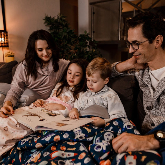 Histoire du soir en famille sous les housses de couvertures lestées à motifs