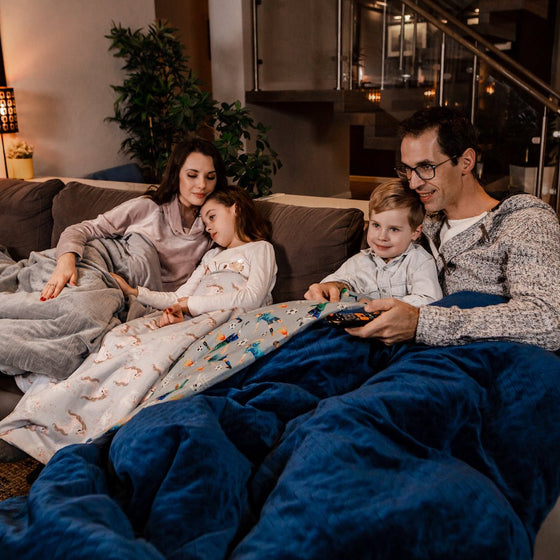 Soirée en famille sur le canapé sous des couvertures lestées bleu marine