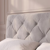 Sommier en velours avec éclairage LED gris clair, détail de la tête de lit capitonnée #Couleur_Gris clair